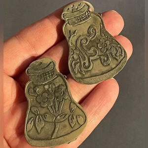 Silver Salt & Pepper 🌸 pair of broaches/ pins. Hand made vintage flower pattern